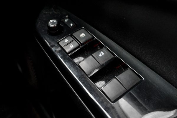 TOYOTA YARIS 1.2 HIGH AT 2020 - Image 19