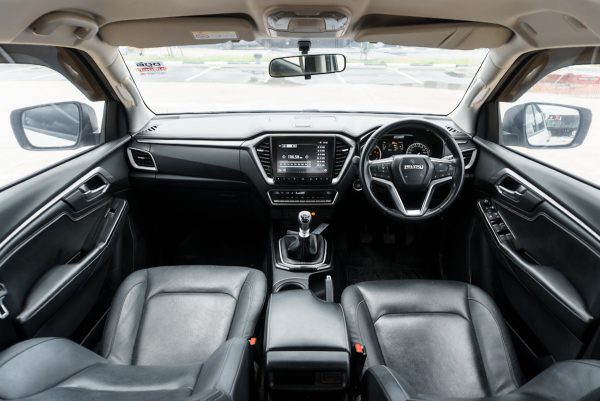 ISUZU D-MAX 1.9 CAB 4 HI-LANDER ZP MT 2020 - Image 15