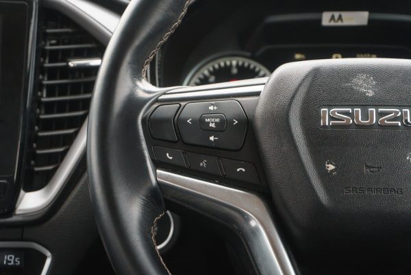 ISUZU D-MAX 1.9 CAB 4 HI-LANDER ZP MT 2020 - Image 18