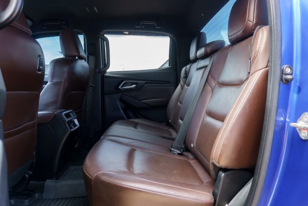ISUZU D-MAX CAB 4 3.0 VCROSS M 4WD AT 2021 - Image 14