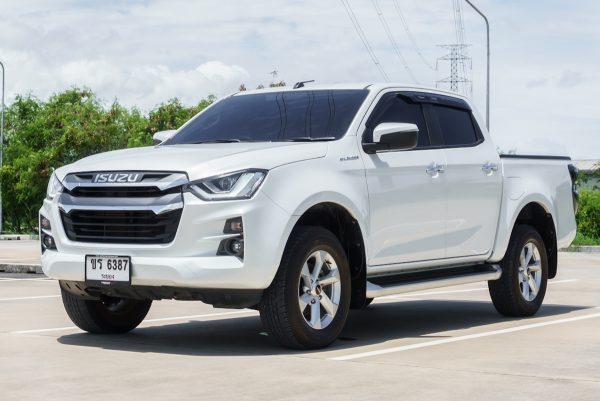 ISUZU D-MAX CAB 4 HI-LANDER 1.9 L DA MT 2023 - Image 3