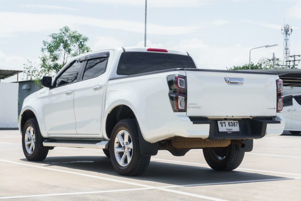 ISUZU D-MAX CAB 4 HI-LANDER 1.9 L DA MT 2023 - Image 8
