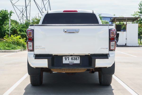 ISUZU D-MAX CAB 4 HI-LANDER 1.9 L DA MT 2023 - Image 9