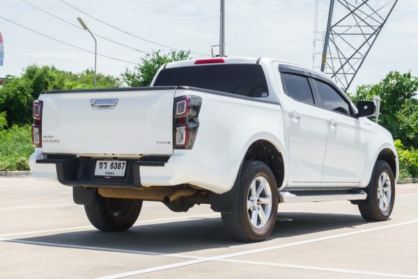 ISUZU D-MAX CAB 4 HI-LANDER 1.9 L DA MT 2023 - Image 10