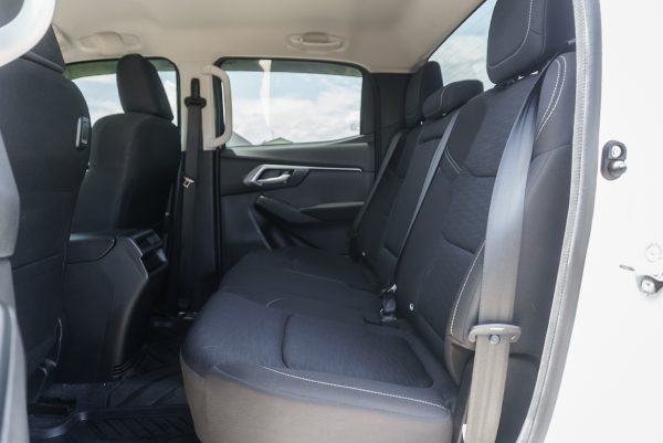 ISUZU D-MAX CAB 4 HI-LANDER 1.9 L DA MT 2023 - Image 13