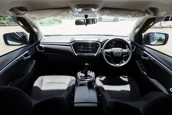 ISUZU D-MAX CAB 4 HI-LANDER 1.9 L DA MT 2023 - Image 15