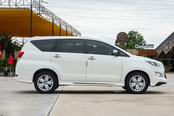 TOYOTA INNOVA 2.8 CRYSTA V AT 2017 - Image 6