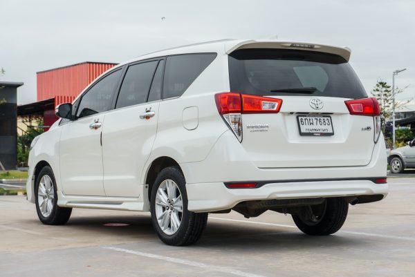TOYOTA INNOVA 2.8 CRYSTA V AT 2017 - Image 8