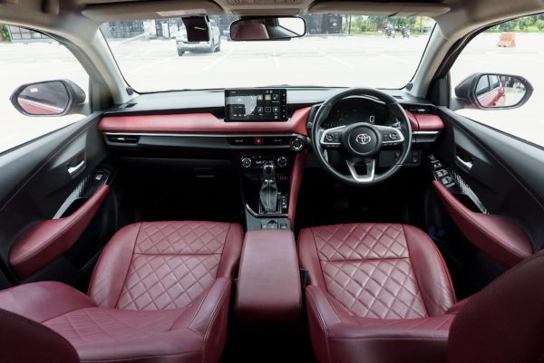 TOYOTA YARIS ATIV 1.2 PREMIUM LUXURY 2022 - Image 15