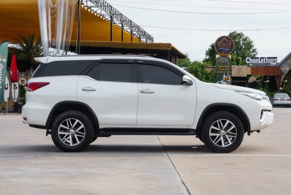 TOYOTA FORTUNER 2.4 V AT ปี2016 (5กฐ6247) - Image 6