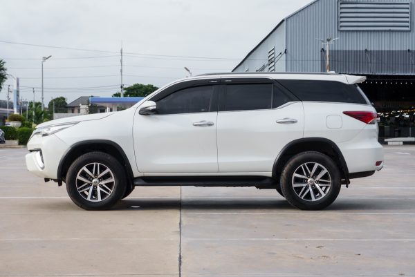 TOYOTA FORTUNER 2.4 V AT ปี2016 (5กฐ6247) - Image 10