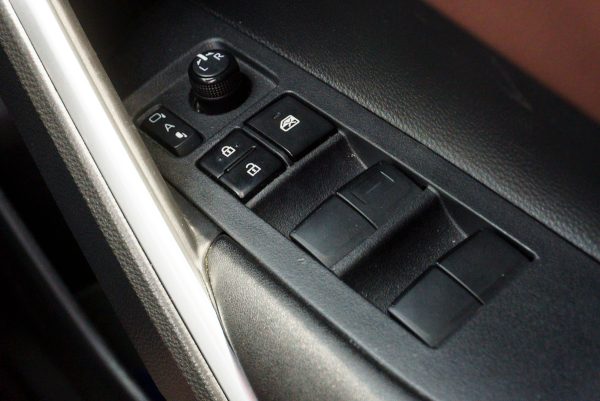 TOYOTA COROLLA CROSS 1.8 HYBRID PREMIUM SAFETY ปี2021 (1ขพ8043) - Image 27