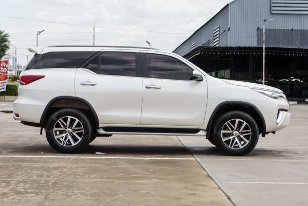 TOYOTA FORTUNER 2.4 V ปี2019 จด2020 (9กฬ6122) - Image 6