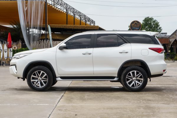 TOYOTA FORTUNER 2.4 V ปี2019 จด2020 (9กฬ6122) - Image 10