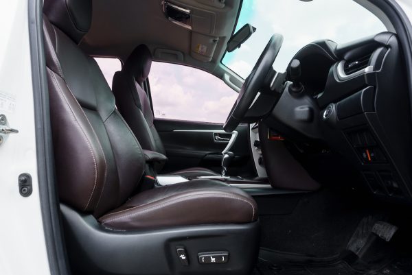 TOYOTA FORTUNER 2.4 V ปี2019 จด2020 (9กฬ6122) - Image 11